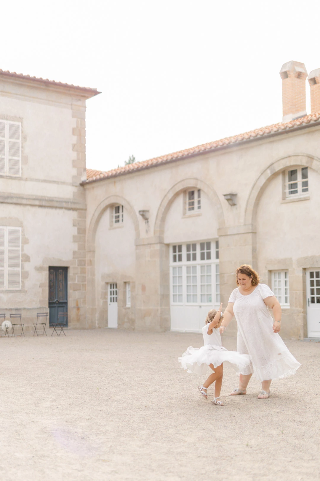 enfant gris château extérieur
